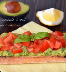 Bruschete cu avocado si rosii