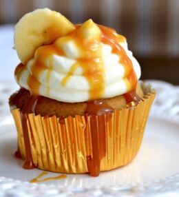 Cupcakes cu banane, caramel si frisca