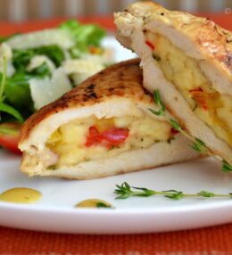 Piept de pui umplut cu halloumi si ardei