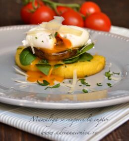 Mamaliga si ciuperci la cuptor, cu ou posat