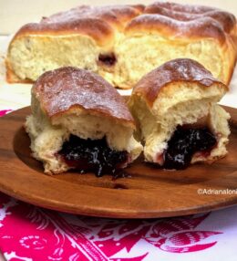 Batoane pufoase cu nutella si gem de prune